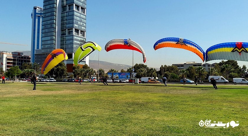 سرگرمی پاراگلایدر در ازمیر شهر ترکیه کشور ازمیر