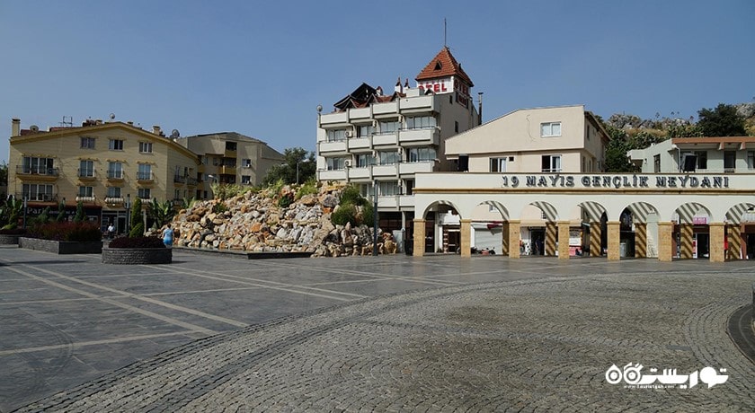  میدان جوانان نوزدهم ماه مه و فواره های رقص آب شهر ترکیه کشور مارماریس