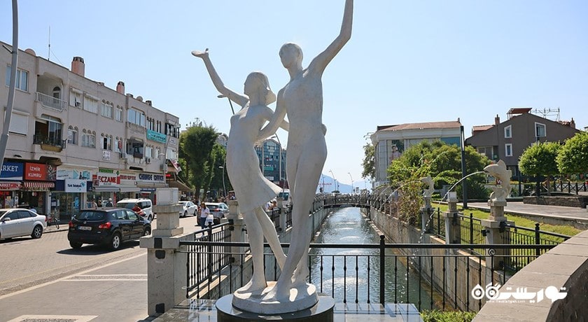  میدان جوانان نوزدهم ماه مه و فواره های رقص آب شهر ترکیه کشور مارماریس