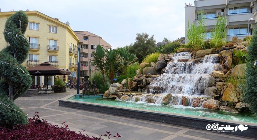  میدان جوانان نوزدهم ماه مه و فواره های رقص آب شهر ترکیه کشور مارماریس