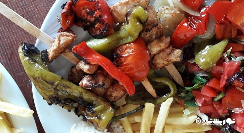 رستوران رستوران محل پدر و پسر و اسکله سوفراسی شهر آلانیا 