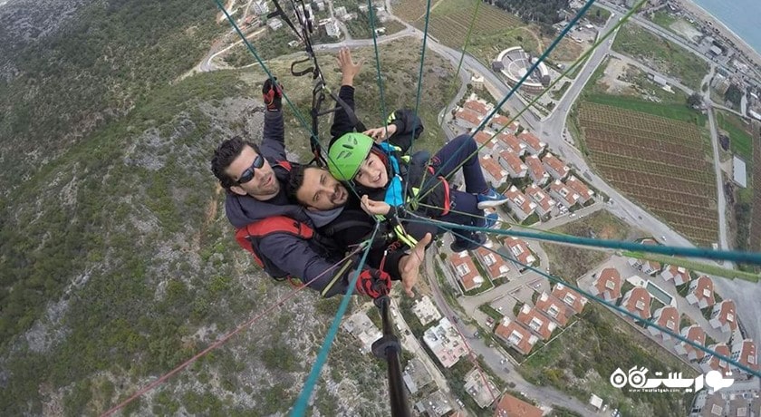 سرگرمی پرواز با پاراگلایدر بالای کوههای آلانیا شهر ترکیه کشور آلانیا