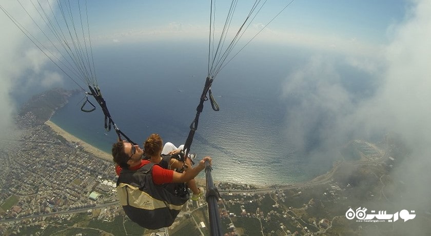 سرگرمی پرواز با پاراگلایدر بالای کوههای آلانیا شهر ترکیه کشور آلانیا