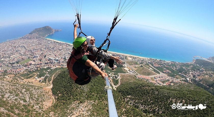 سرگرمی پرواز با پاراگلایدر بالای کوههای آلانیا شهر ترکیه کشور آلانیا