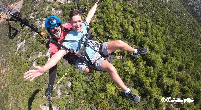 سرگرمی پرواز با پاراگلایدر بالای کوههای آلانیا شهر ترکیه کشور آلانیا