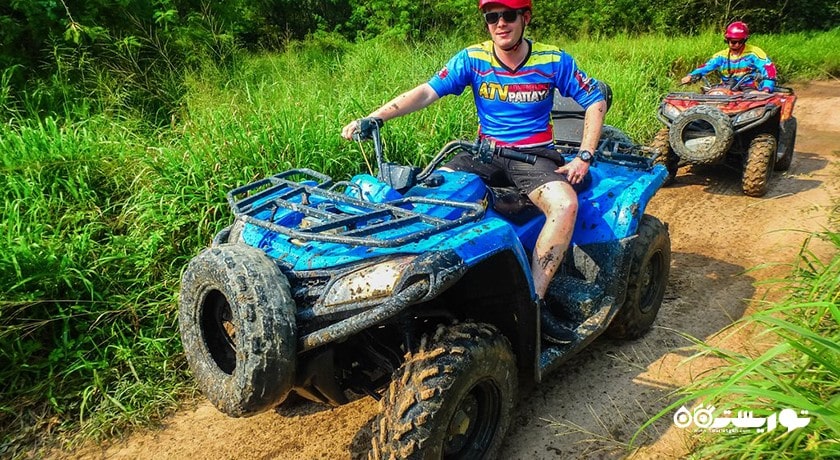سرگرمی ماجراجویی در جنگل با موتور چهار چرخ در پاتایا شهر تایلند کشور پاتایا