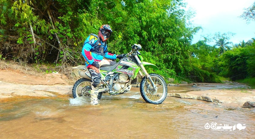 سرگرمی موتور سواری در جاده های خاکی پاتایا شهر تایلند کشور پاتایا