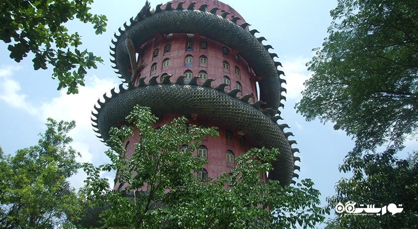  برج اژدهای عظیم در معبد سامپران شهر تایلند کشور بانکوک