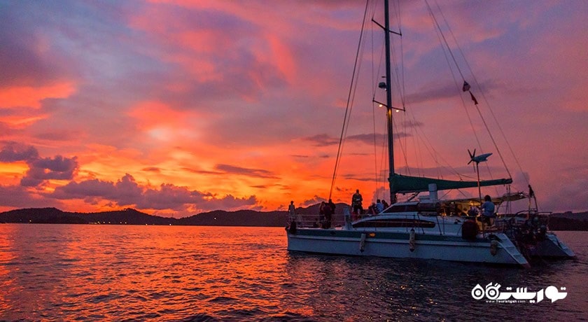 سرگرمی سفر دریایی در غروب خورشید لنکاوی شهر مالزی کشور لنکاوی
