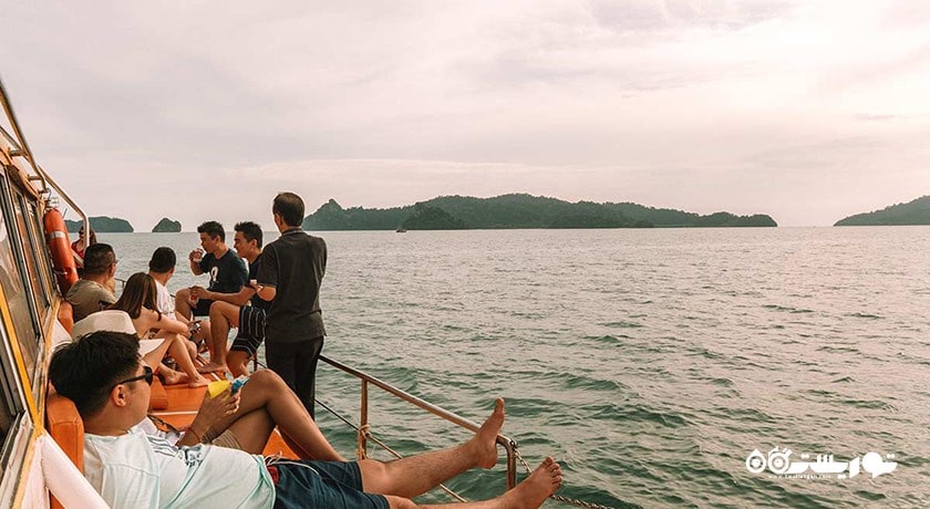 سرگرمی سفر دریایی در غروب خورشید لنکاوی شهر مالزی کشور لنکاوی