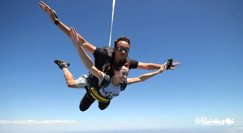 سرگرمی چتر بازی دونفره در لنکاوی شهر مالزی کشور لنکاوی