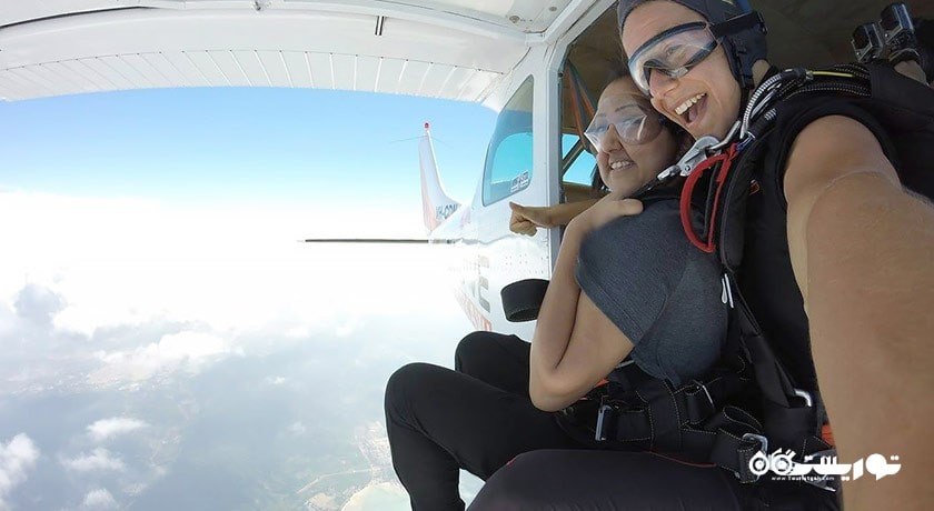 سرگرمی چتر بازی دونفره در لنکاوی شهر مالزی کشور لنکاوی