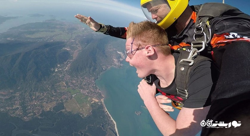 سرگرمی چتر بازی دونفره در لنکاوی شهر مالزی کشور لنکاوی