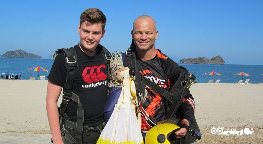 سرگرمی چتر بازی دونفره در لنکاوی شهر مالزی کشور لنکاوی