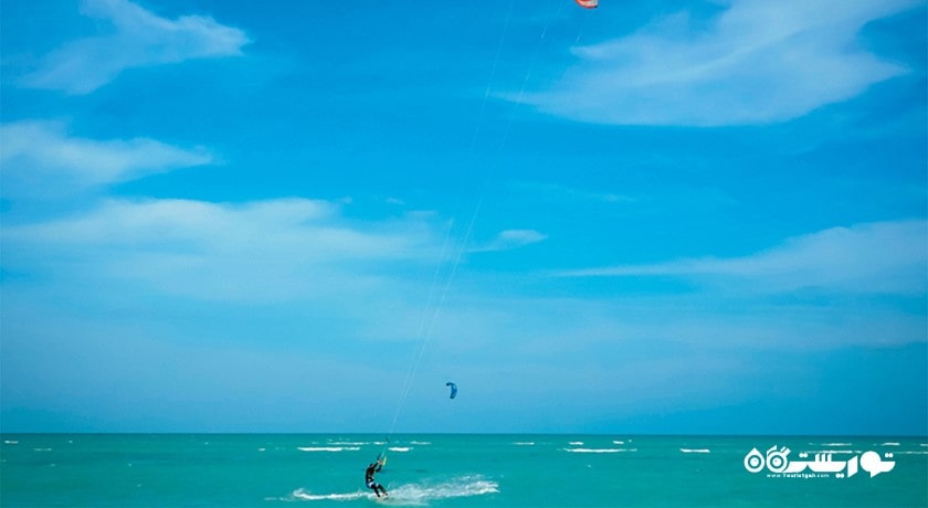 سرگرمی کایت سواری در ساحل سیلاین شهر قطر کشور دوحه