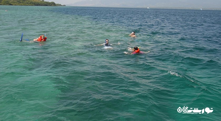 سرگرمی غواصی بدون تجهیزات در بالی شهر اندونزی کشور بالی