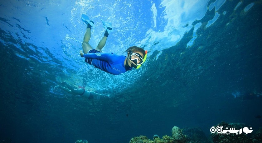 سرگرمی غواصی بدون تجهیزات در بالی شهر اندونزی کشور بالی