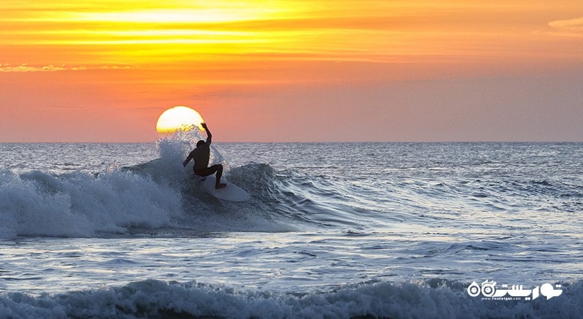 سرگرمی موج سواری در بالی شهر اندونزی کشور بالی