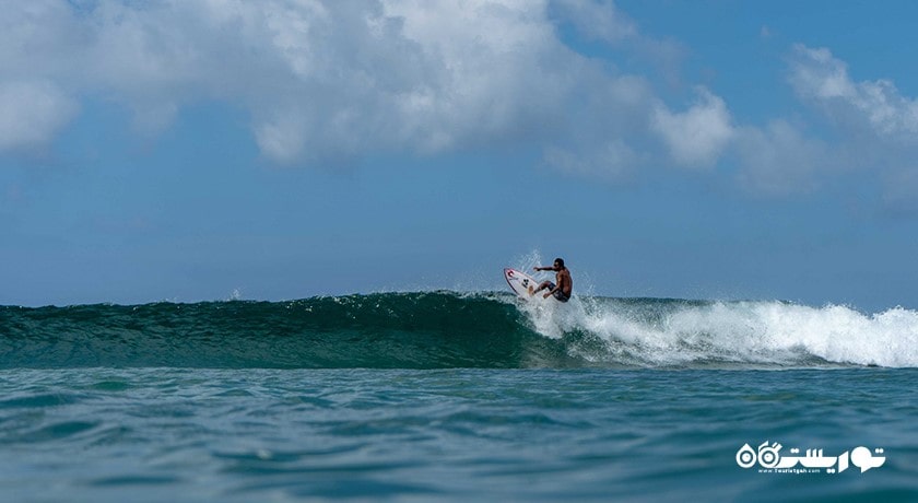 سرگرمی موج سواری در بالی شهر اندونزی کشور بالی
