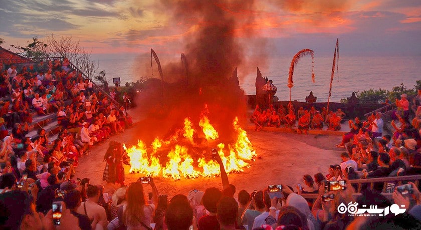 سرگرمی رقص آتش ککاک در معبد اولوواتو شهر اندونزی کشور بالی