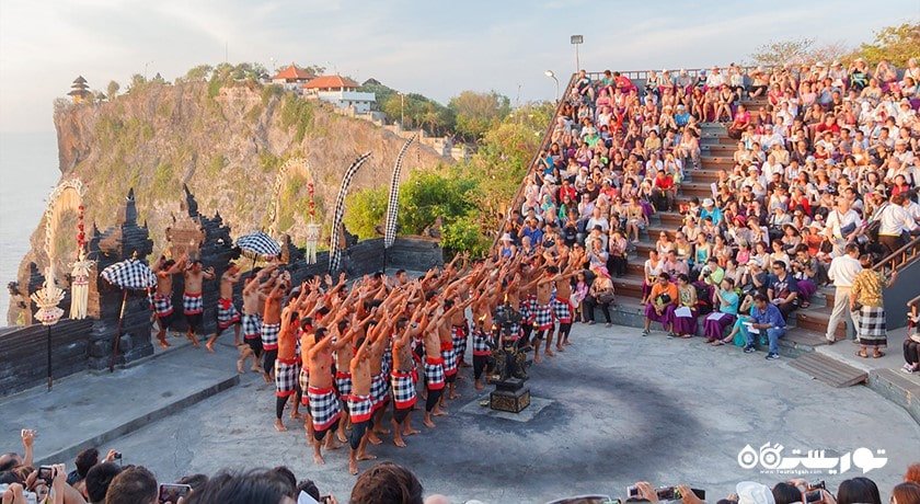 سرگرمی رقص آتش ککاک در معبد اولوواتو شهر اندونزی کشور بالی
