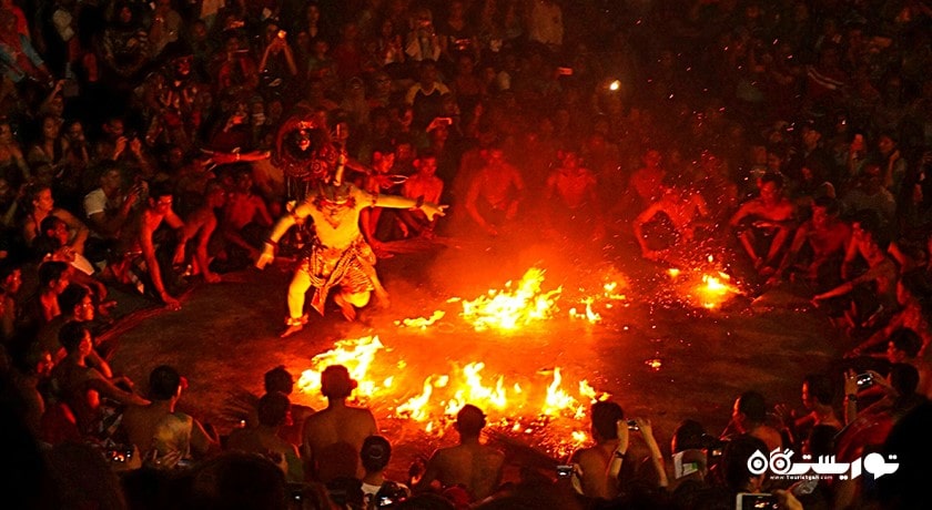 سرگرمی رقص آتش ککاک در معبد اولوواتو شهر اندونزی کشور بالی