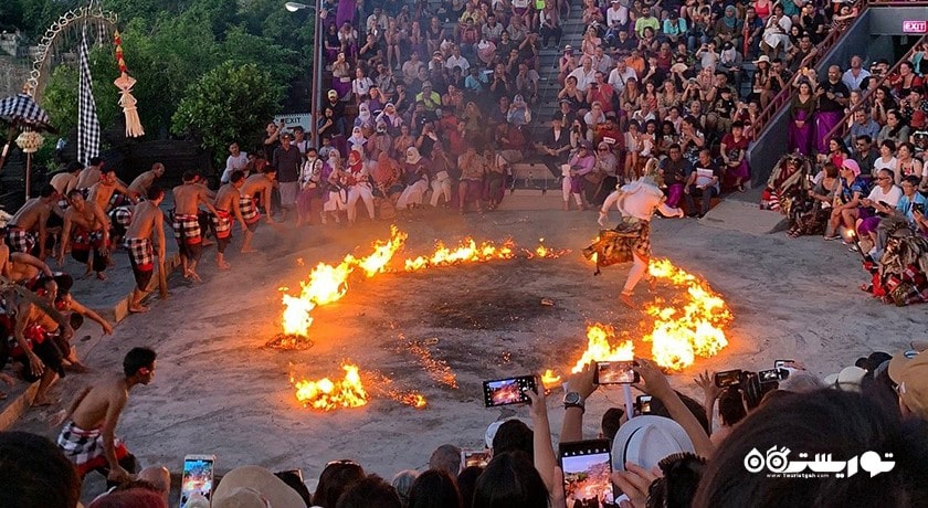 سرگرمی رقص آتش ککاک در معبد اولوواتو شهر اندونزی کشور بالی