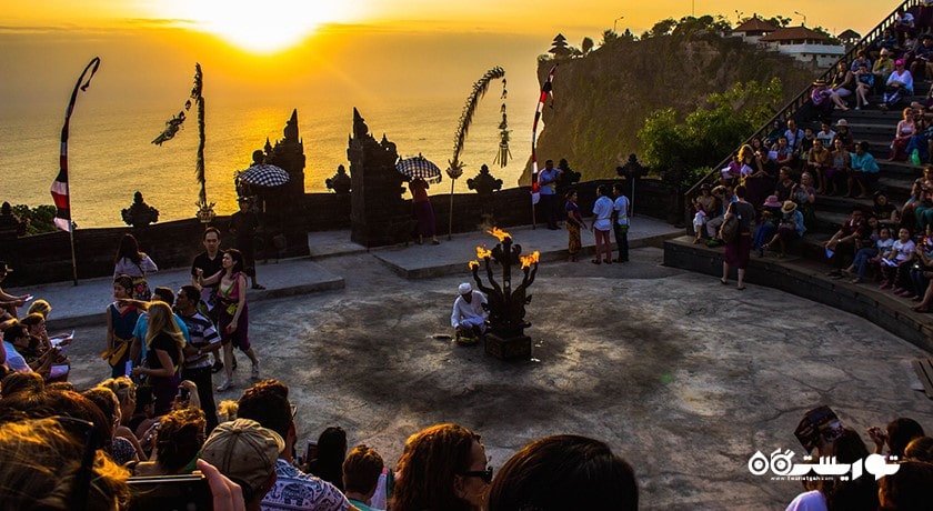 سرگرمی رقص آتش ککاک در معبد اولوواتو شهر اندونزی کشور بالی
