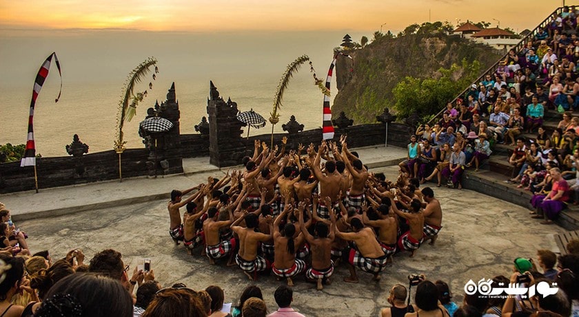 سرگرمی رقص آتش ککاک در معبد اولوواتو شهر اندونزی کشور بالی