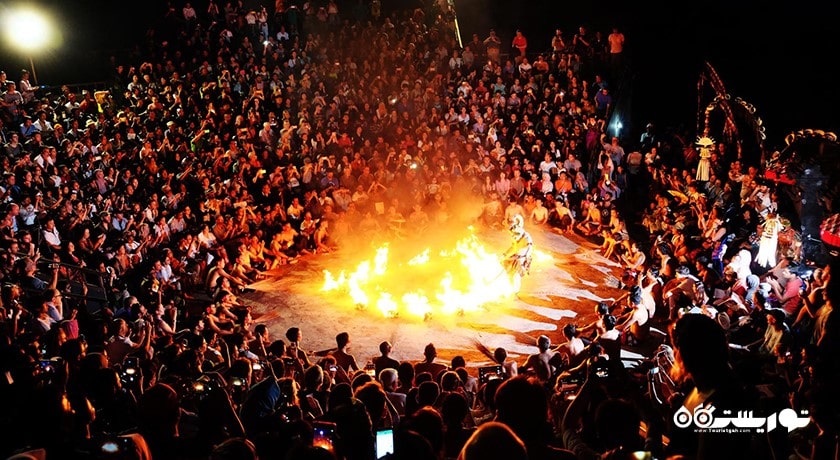 سرگرمی رقص آتش ککاک در معبد اولوواتو شهر اندونزی کشور بالی