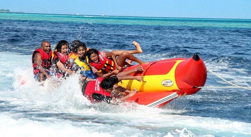 سرگرمی قایق موزی و دیگر قایق های کششی در بالی شهر اندونزی کشور بالی