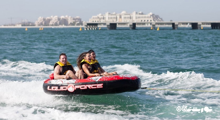 سرگرمی دونات سواری در بالی شهر اندونزی کشور بالی