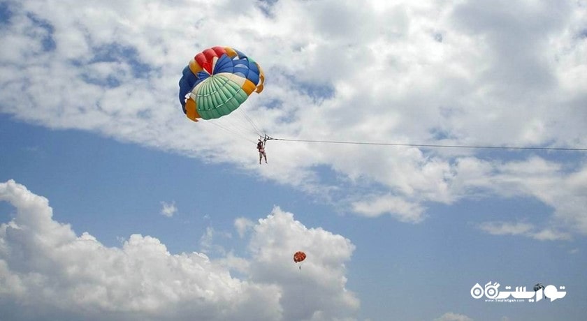 سرگرمی پاراسیلینگ در بالی شهر اندونزی کشور بالی