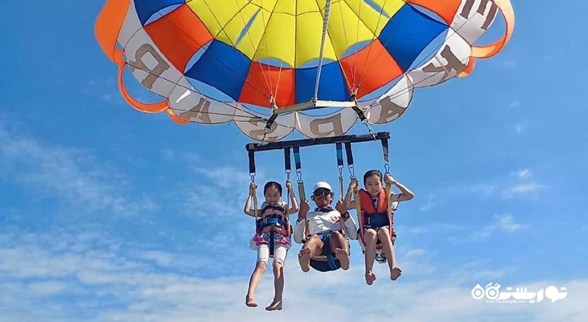 سرگرمی پاراسیلینگ در بالی شهر اندونزی کشور بالی