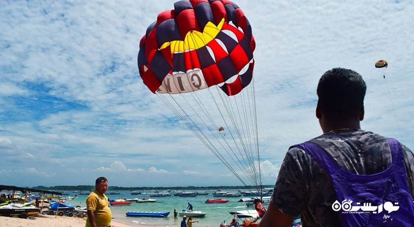 سرگرمی پاراسیلینگ در بالی شهر اندونزی کشور بالی