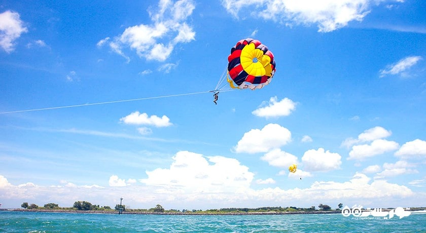 سرگرمی پاراسیلینگ در بالی شهر اندونزی کشور بالی