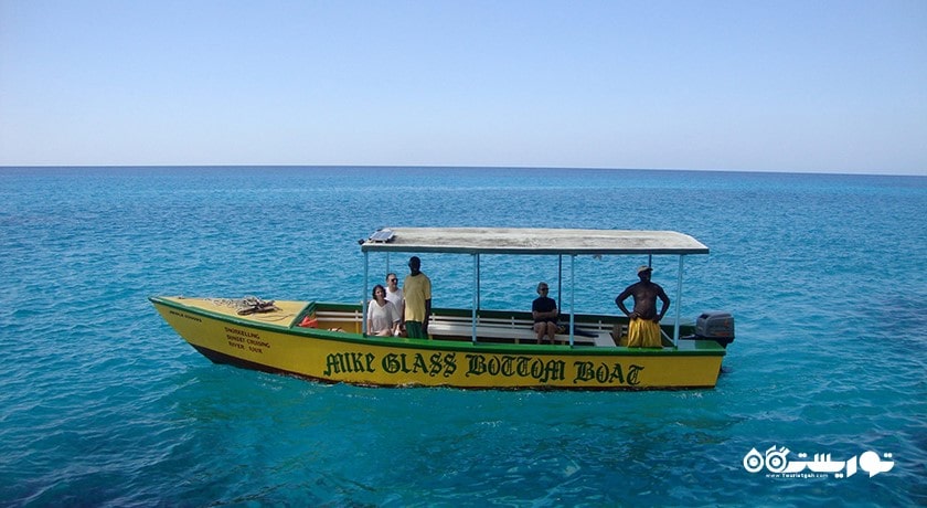 سرگرمی سواری با قایق کف شیشه ای در بالی شهر اندونزی کشور بالی