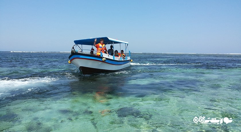 سرگرمی سواری با قایق کف شیشه ای در بالی شهر اندونزی کشور بالی