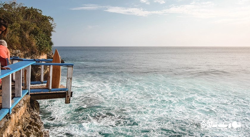 سرگرمی پرش از صخره در بالی شهر اندونزی کشور بالی