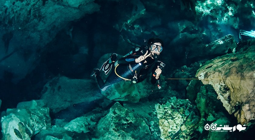 سرگرمی غواصی درون غار در بالی شهر اندونزی کشور بالی