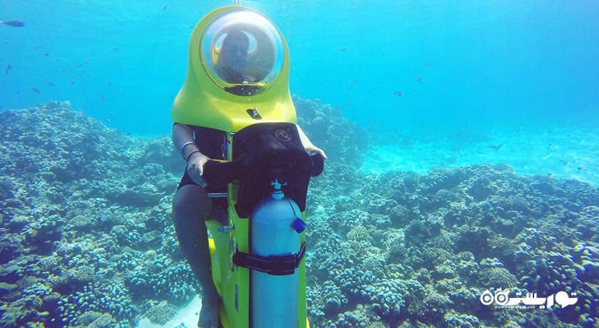 سرگرمی اسکوتر سواری دونفره زیر آب در بالی شهر اندونزی کشور بالی