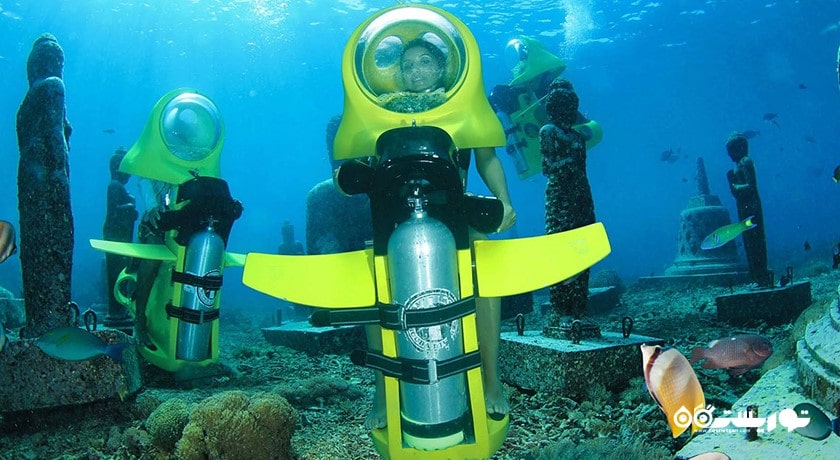 سرگرمی اسکوتر سواری دونفره زیر آب در بالی شهر اندونزی کشور بالی