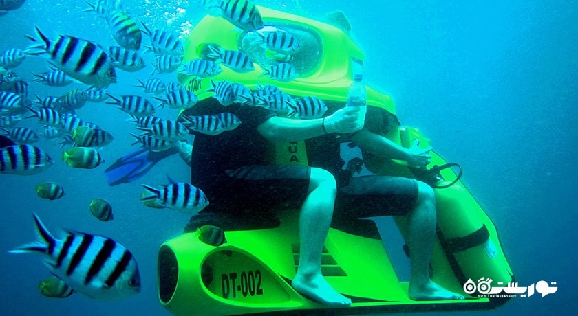 سرگرمی اسکوتر سواری دونفره زیر آب در بالی شهر اندونزی کشور بالی