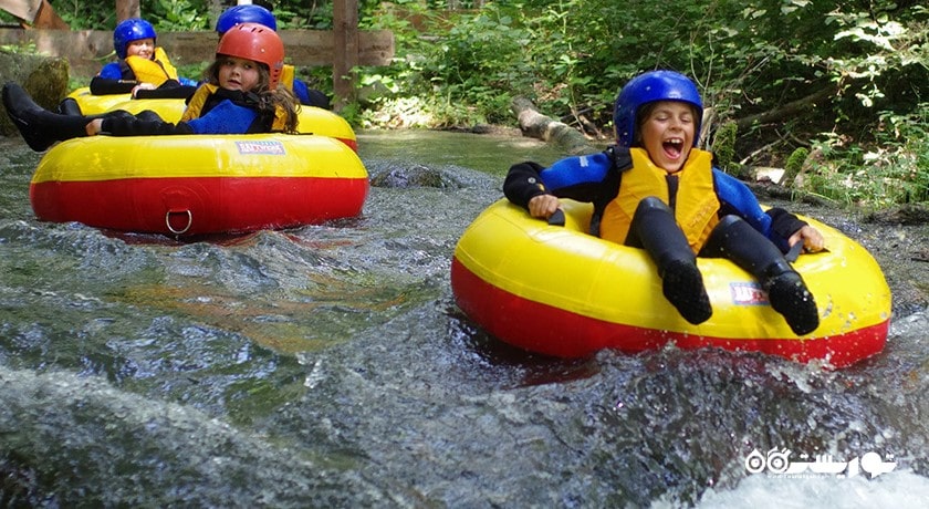 سرگرمی تیوب سواری روی آب در بالی شهر اندونزی کشور بالی