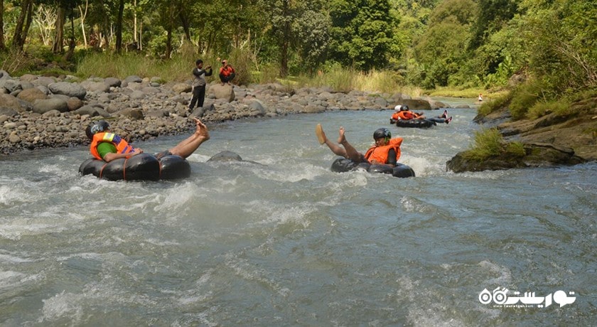 سرگرمی تیوب سواری روی آب در بالی شهر اندونزی کشور بالی