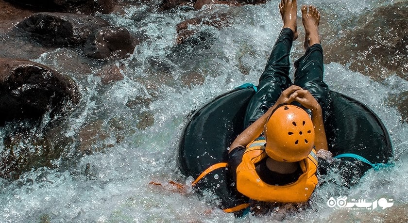 سرگرمی تیوب سواری روی آب در بالی شهر اندونزی کشور بالی