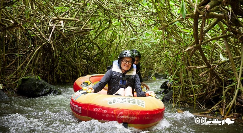 سرگرمی تیوب سواری روی آب در بالی شهر اندونزی کشور بالی