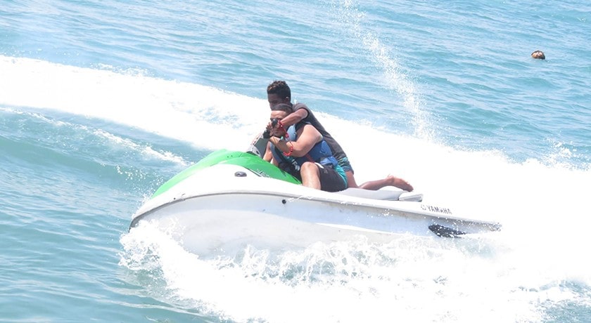 سرگرمی اسکی روی آب در بالی شهر اندونزی کشور بالی