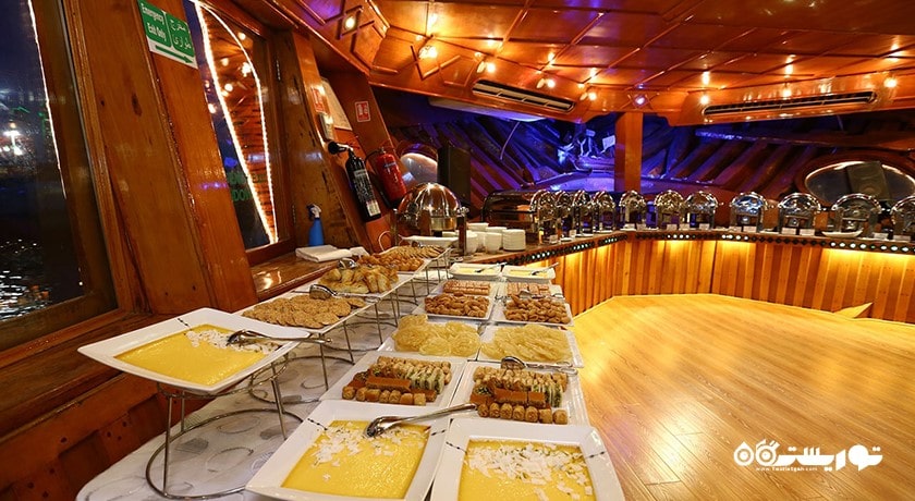 سرگرمی سفر دریایی با داو در ابوظبی شهر امارات متحده عربی کشور ابوظبی