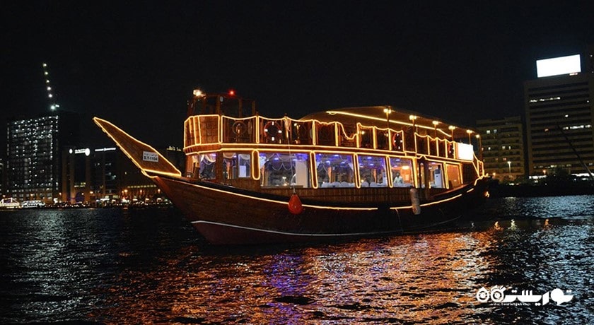 سرگرمی سفر دریایی با داو در ابوظبی شهر امارات متحده عربی کشور ابوظبی